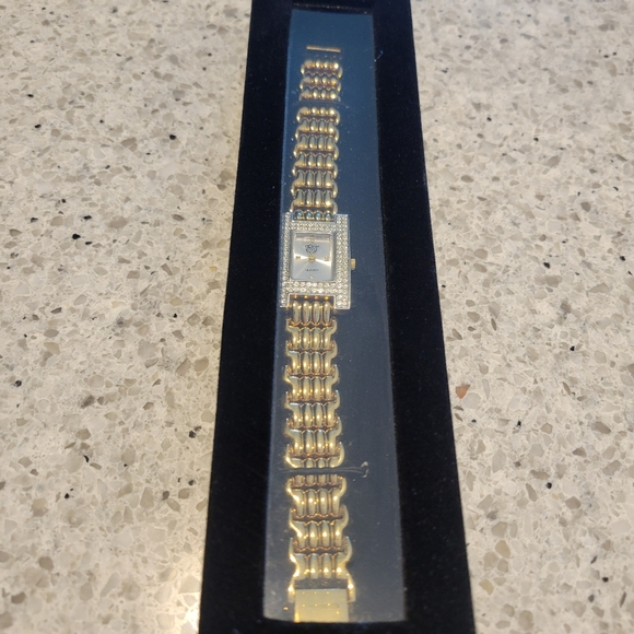 Gold Tone Watch By Elizabeth Taylor's Colection of White Dimond. - Picture 10 of 12